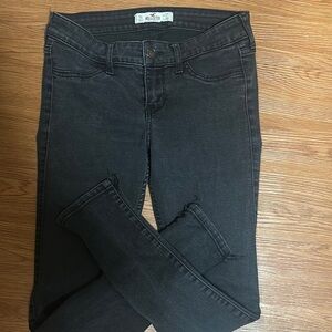 Hollister Black Skinny Jeans Classic Style Size 5S W-27 L-29
Great Condition